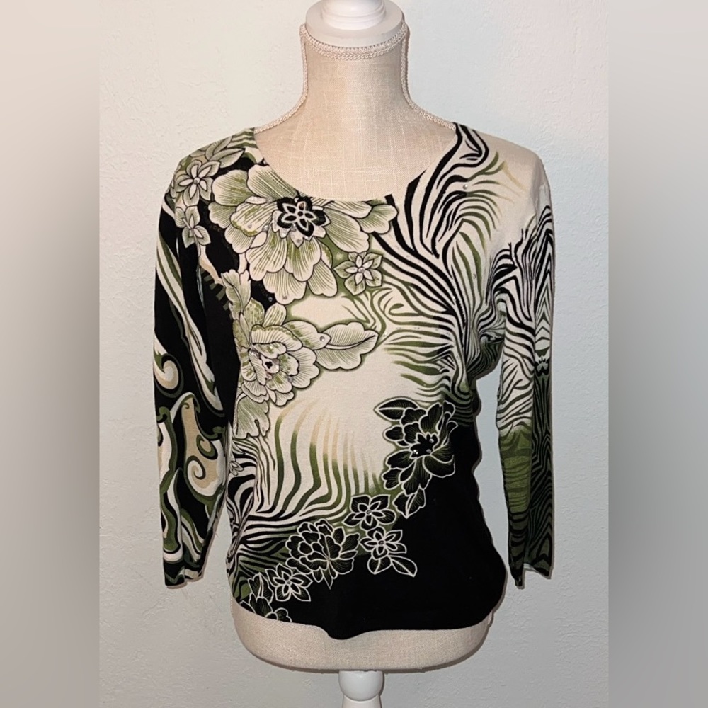 Beautiful Neiman Marcus lightweight sweater